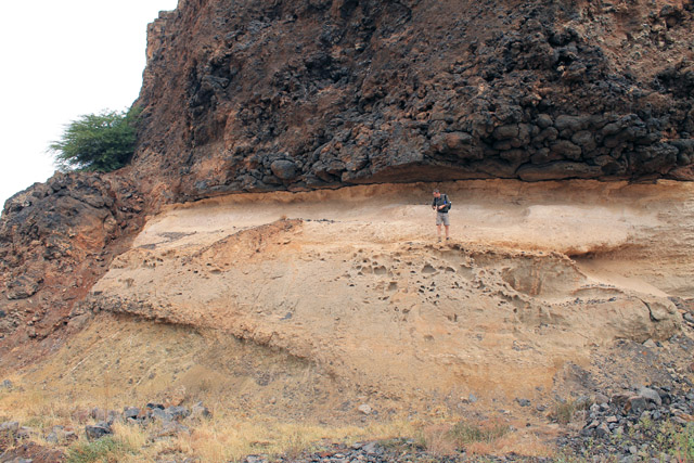 The-withe-calarenite-layer-of-Darwin-capped-by-pillow-lava-deposits 